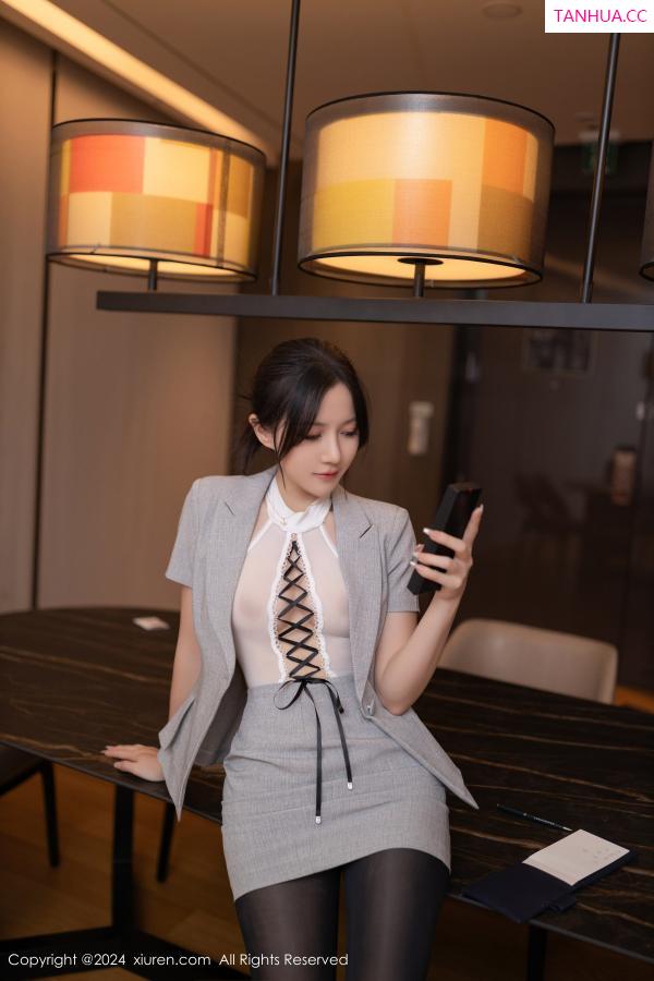 鱼子酱fish  [XiuRen]高清写真图 2024.09.20 No.9189 鱼子酱Fish 黑丝美腿第17张图片